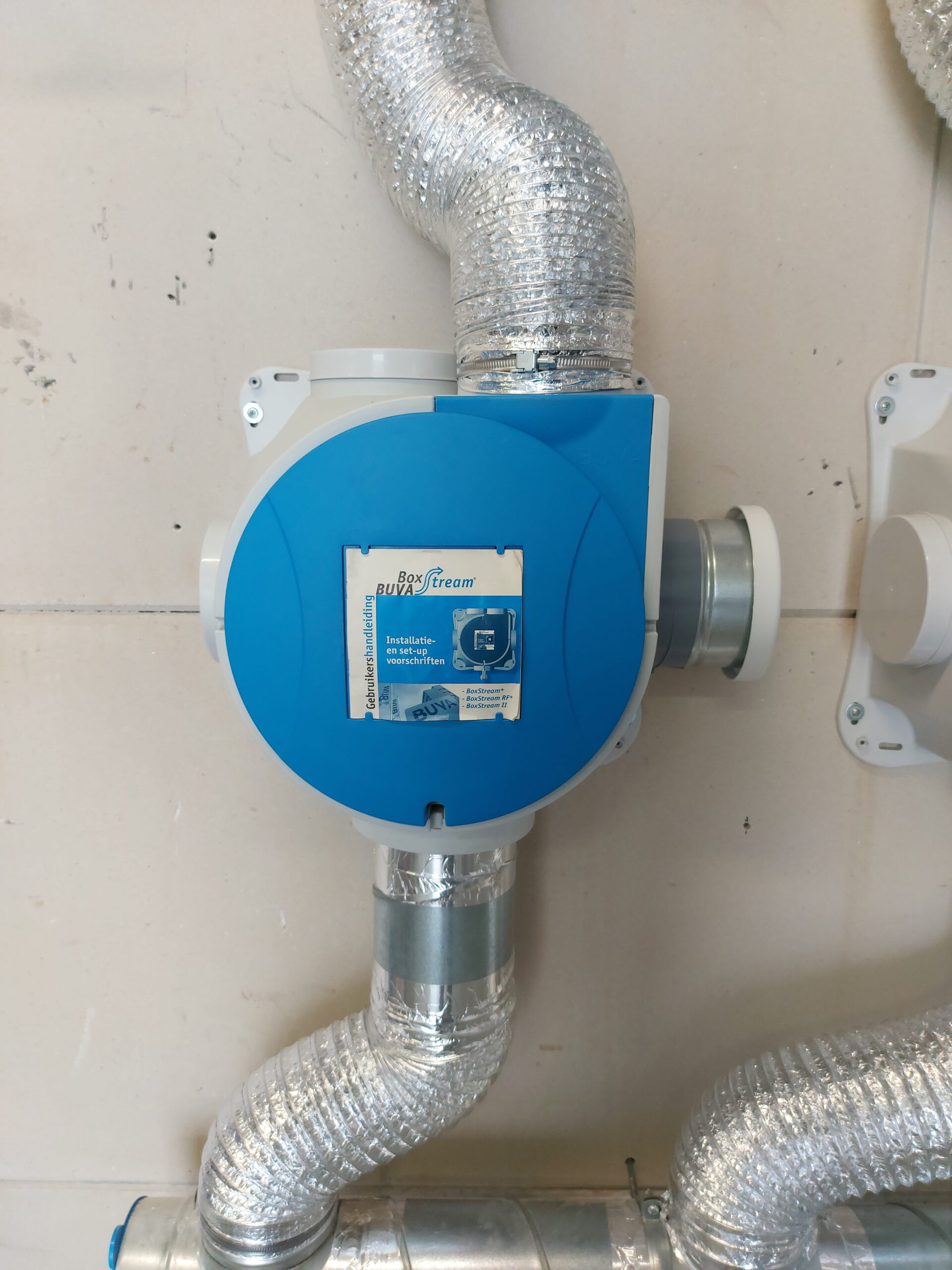 Nieuwe ventilatiebox installatie